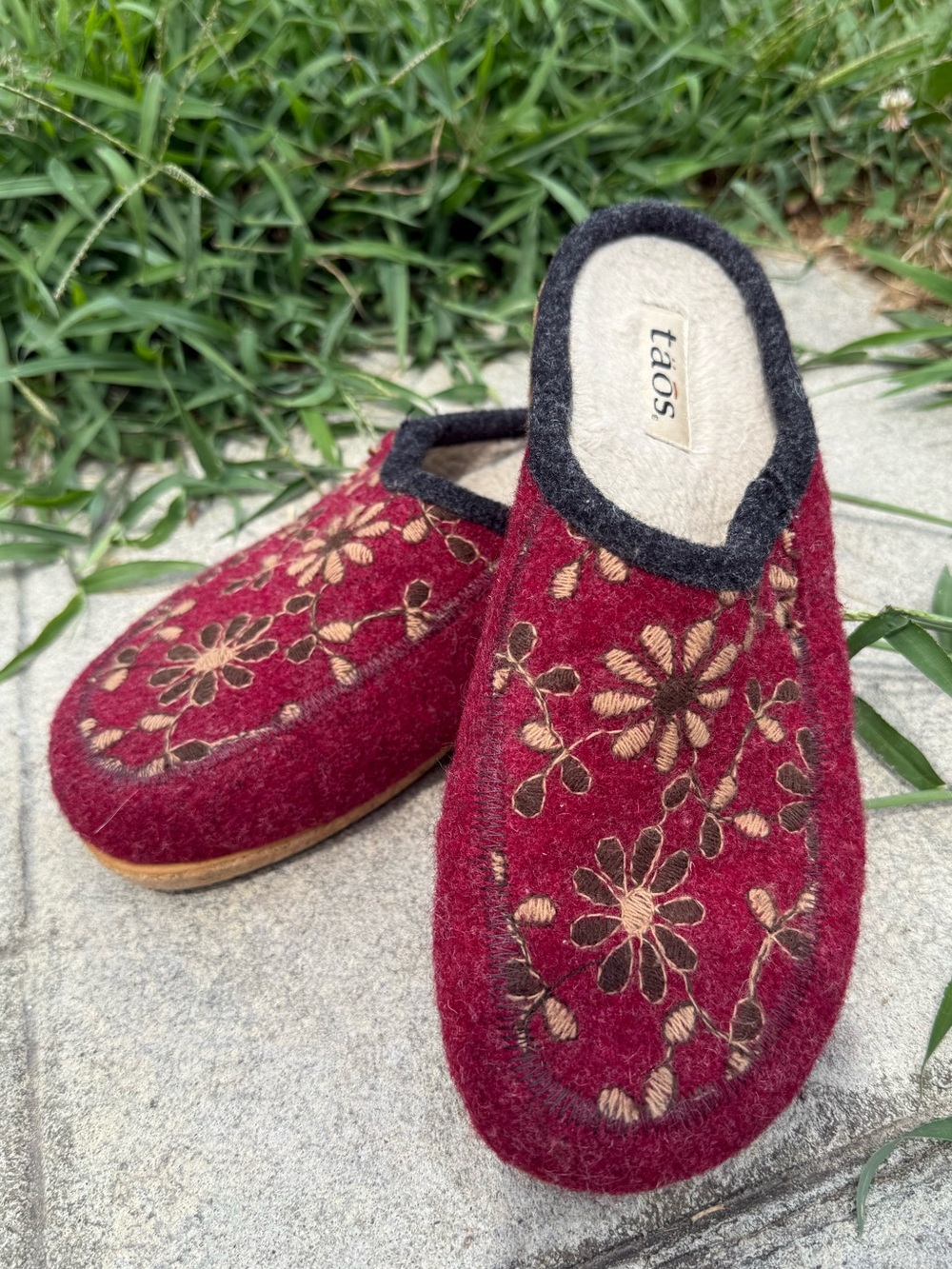 Taos Footwear Women's Burgundy Floral Wool Slip-Ons with Black Trim 41